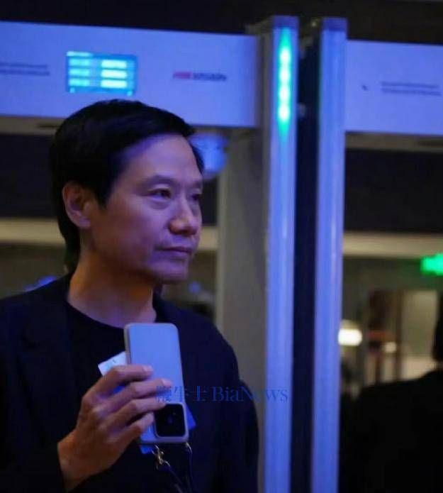 周鸿祎乌镇峰会高度评价雷军：三十年的拼搏精神，是真正的模范劳模
