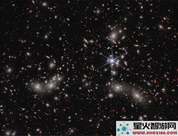 韦伯利用银河巨型星系团作为强效放大镜来观察遥远宇宙中的奥秘