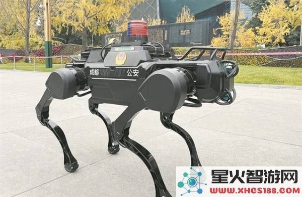 成都街头首次亮相华为开发的“智能巡逻犬”，灵活机动并助力反诈宣传活动
