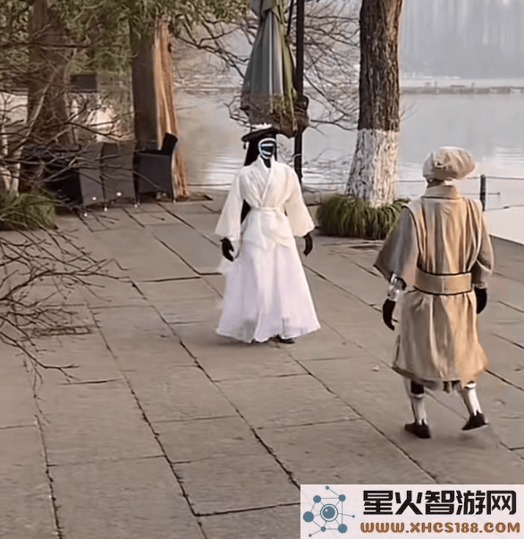 杭州西湖畔AI情缘盛宴，宇树机器人携手白娘子与许仙上演爱恋传奇