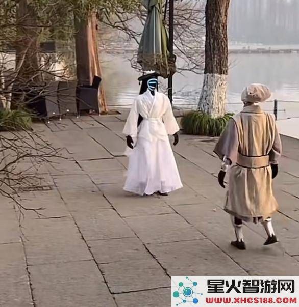 杭州西湖上演“钢铁爱情”，宇树机器人再现白蛇与许仙的浪漫邂逅